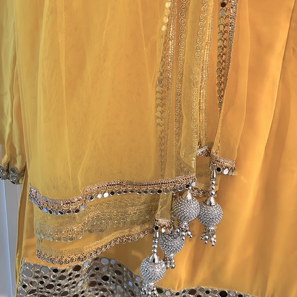 Mustard off the shoulder indian full set - Picture 3 of 3